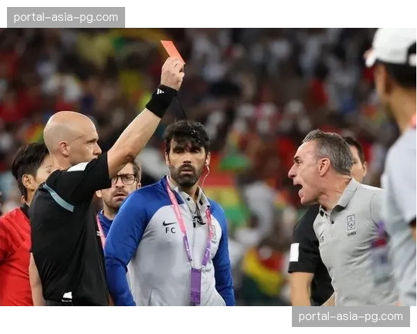 弗赖堡vs法兰克福比赛因场外球迷投掷烟雾弹中断，裁判带领球员暂时离场