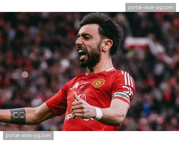 特写：斯坦福桥雨战，帕尔默任意球直挂死角后滑跪庆祝