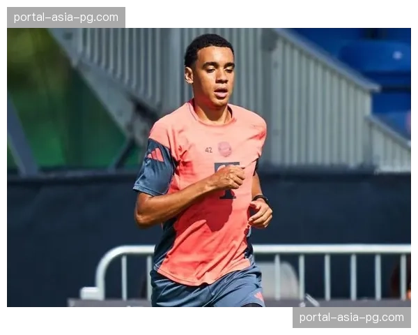 拜仁夺冠庆典：穆西亚拉领衔庆祝，球迷涌入安联球场